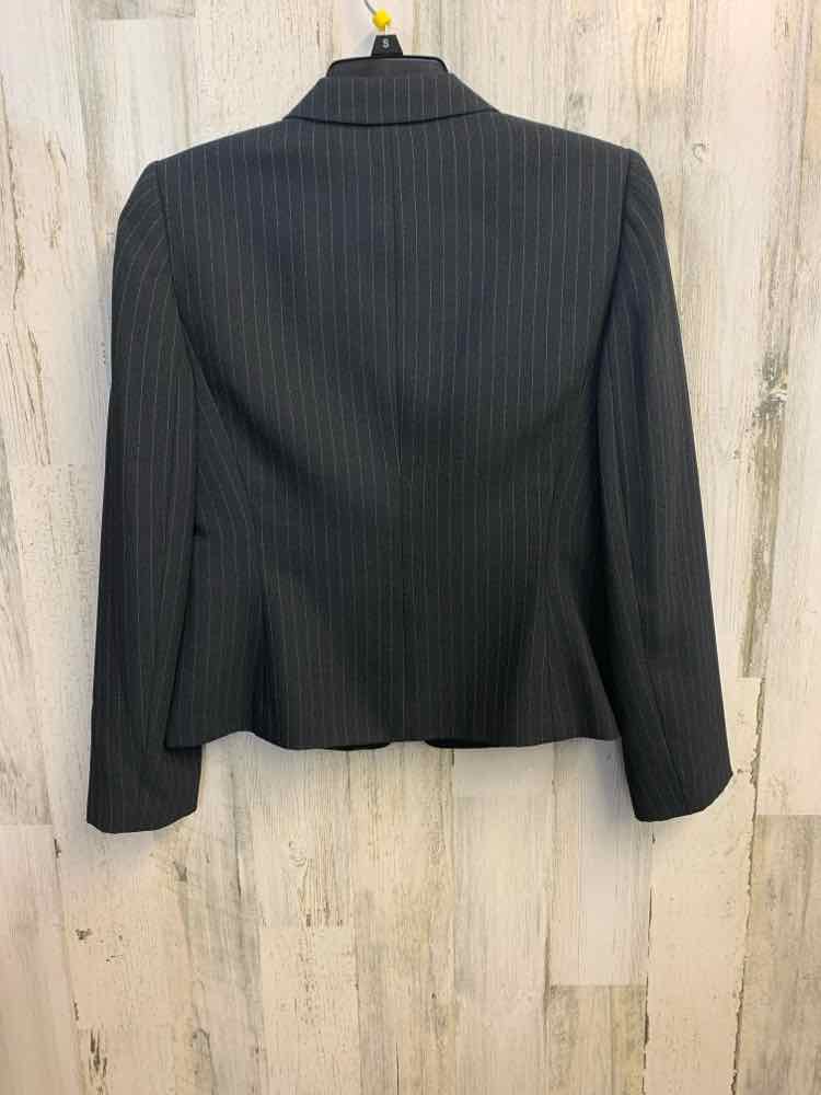 PRE-OWNED TAHARI Dresses and Skirts Size 6P Gray Pinstripe JACKET/SKIRT SUIT TOP