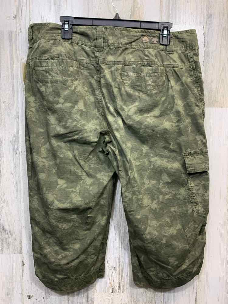 PRE-OWNED Size 10 NIKE BOTTOMS CAMO CAPRI Pants