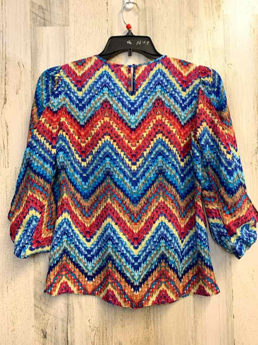 NEW DIRECTIONS Tops Size PM BLU/RED/YEL CHEVRON 3/4 LENGTH TOP
