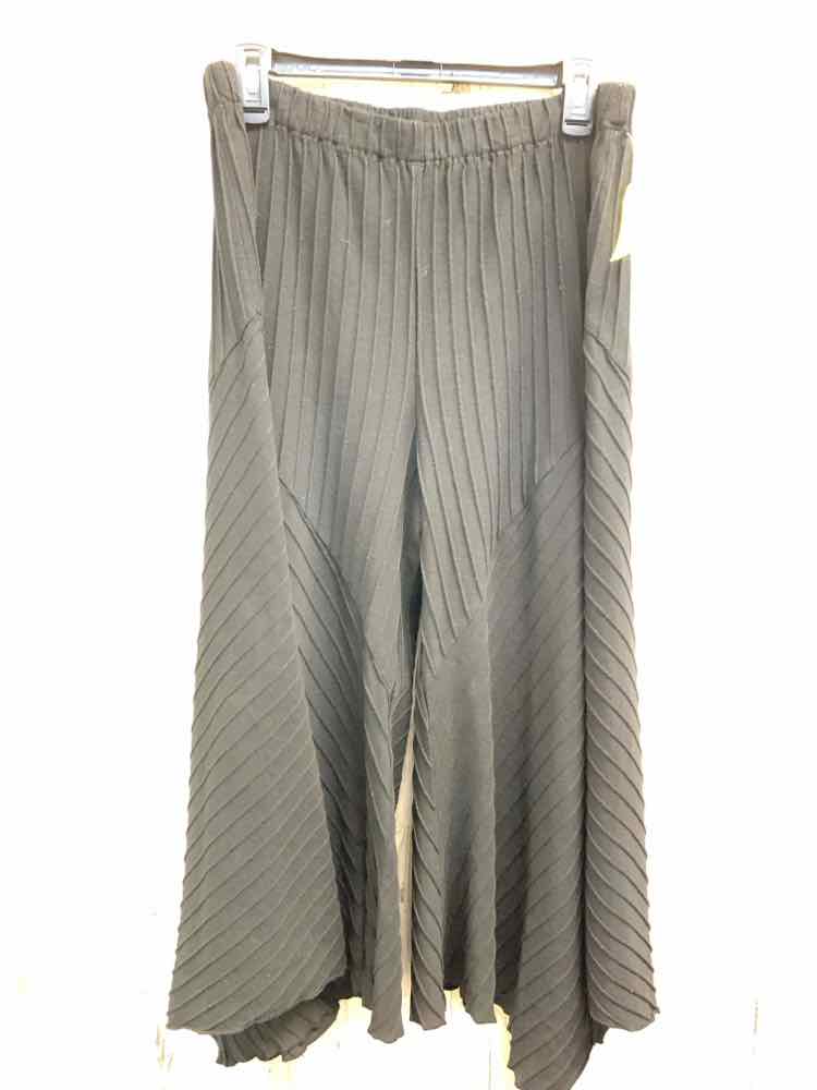 PRE-OWNED Size L FOCUS BOTTOMS Black Solid CAPRI Pants/STRETCH WAIST