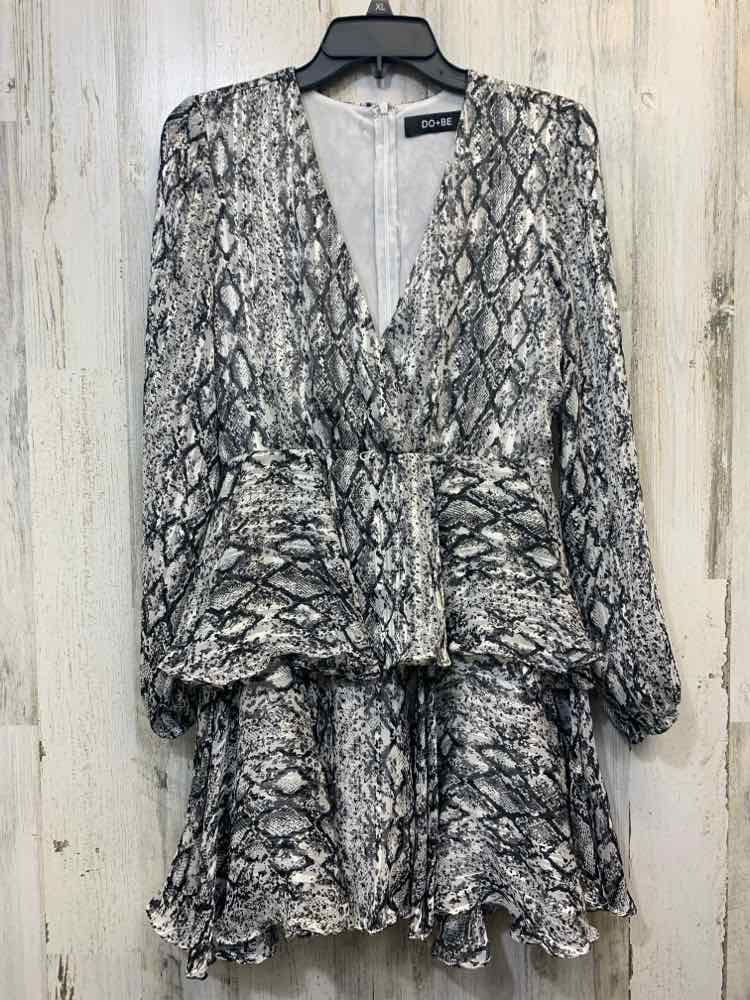 NWT DO+ BE Dresses and Skirts Size S WHT/BLK/SILVER SNAKESKIN LONG SLEEVES Dress