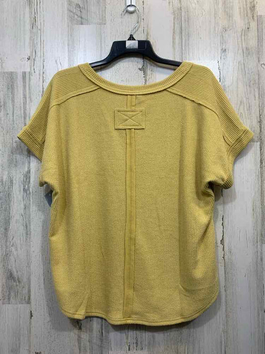 NWT BLU PEPPER Tops Size L Yellow RIBBED SHORT SLEEVES TOP