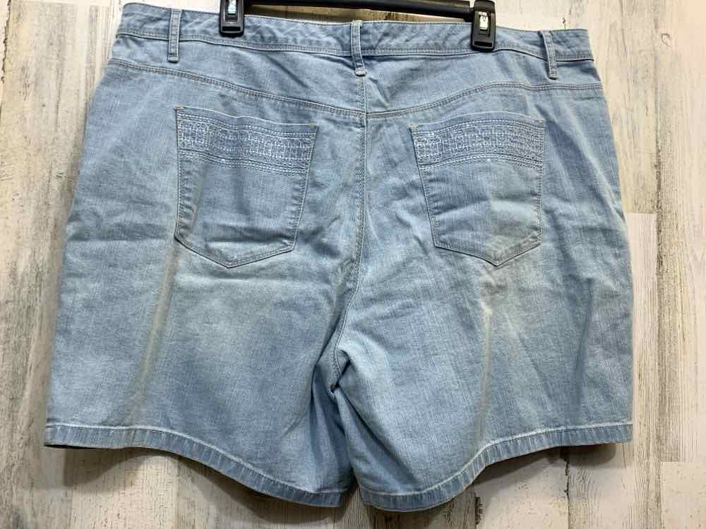 PRE-OWNED Size 18 GLORIA VANDERBILT BOTTOMS LIGHT BLUE Solid Shorts