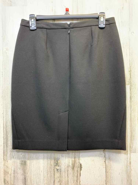 PRE-OWNED LOFT Dresses and Skirts Size 4P Black Solid A-LINE Skirt/BLACK A-LINE