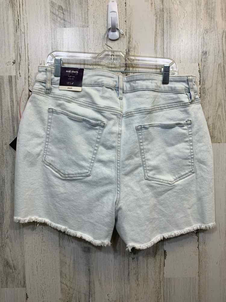 PRE-OWNED Size 17 AVA & VIV BOTTOMS LIGHT BLUE Denim DENIM Solid SHORTS Shorts/L