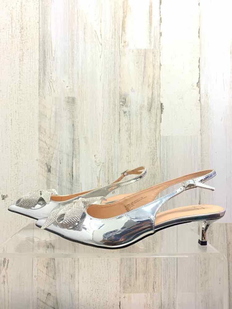 NWT SILVER Size 8 Shoes/SILVER SLING BACK KITTEN HEEL W/ RHINESTONE BOW