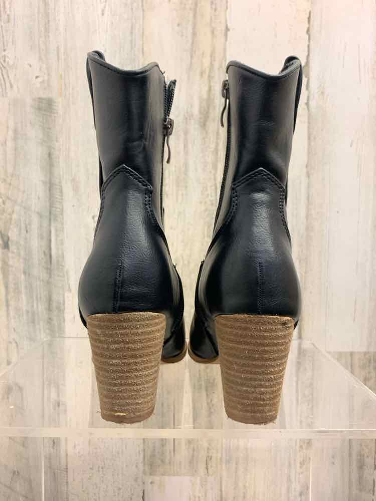PRE-OWNED Black Size 6 Shoes/BLACK COWGIRL BOOTS W/ METAL DETAILING ON THE SMALL