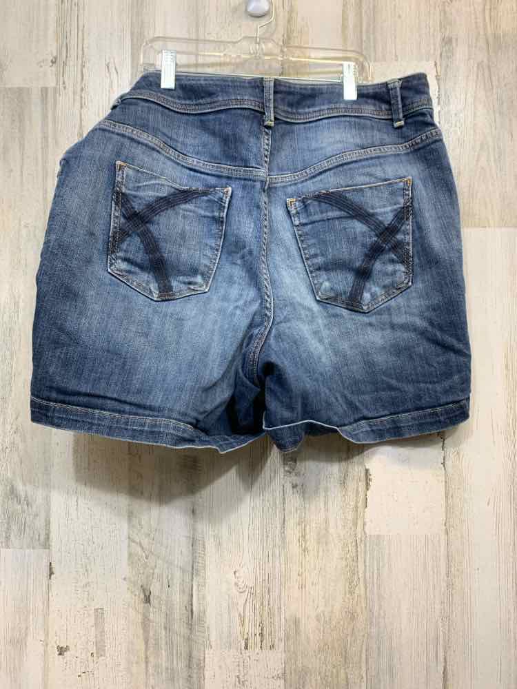 PRE-OWNED Size 18 LANE BRYANT BOTTOMS MEDIUM WASH DENIM Shorts/2 FRONT 2 BACK PO