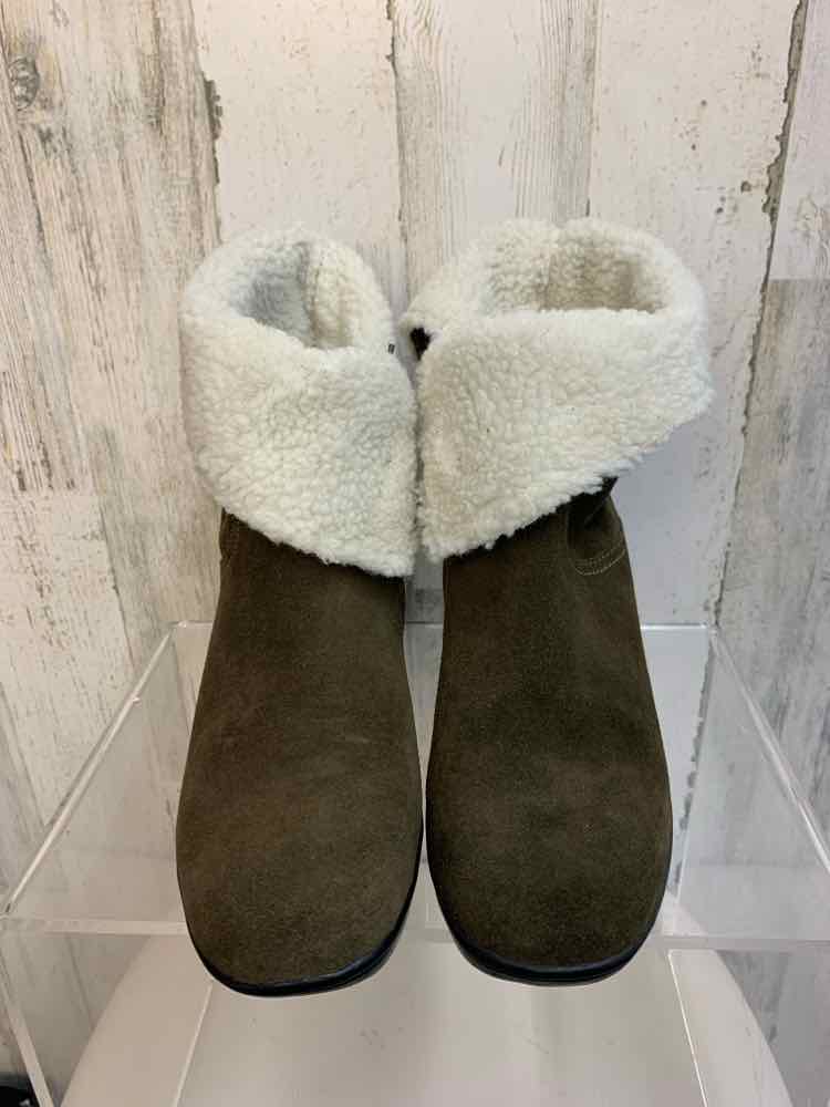 CLARKS SHOES 8M Olive Suede ANKLE Boots