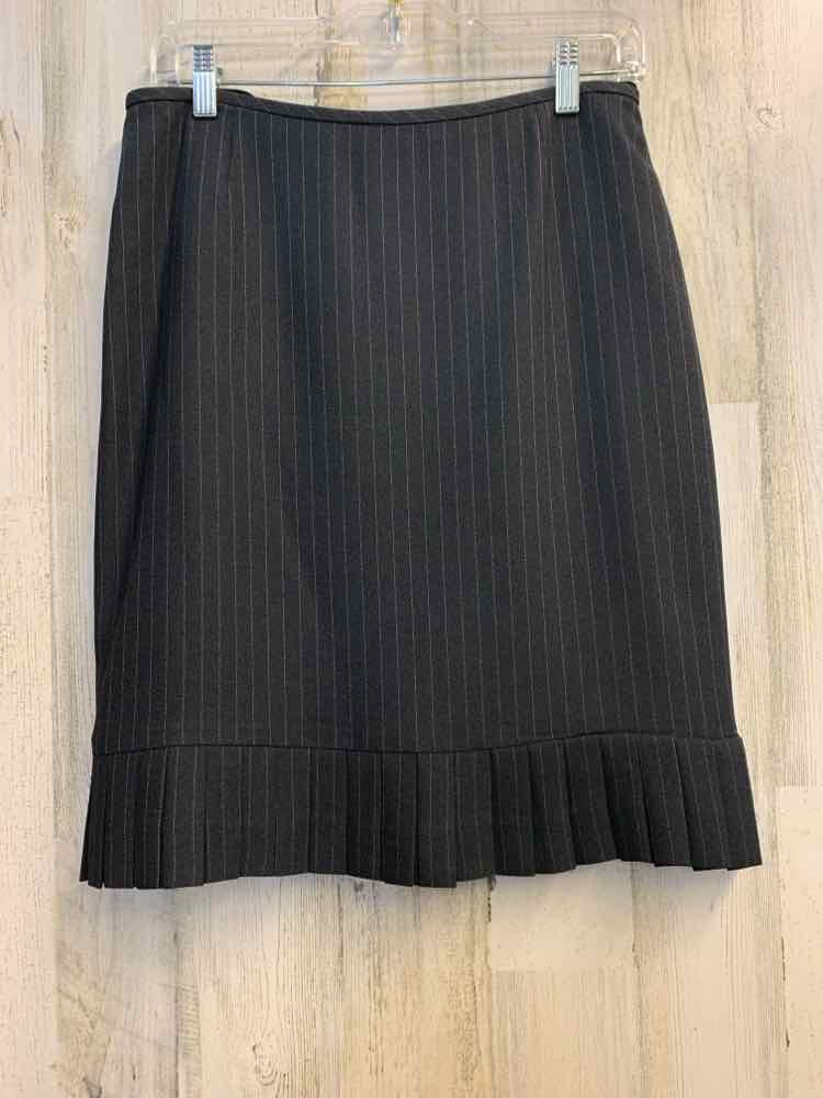 PRE-OWNED TAHARI Dresses and Skirts Size 6P Gray Pinstripe JACKET/SKIRT SUIT TOP