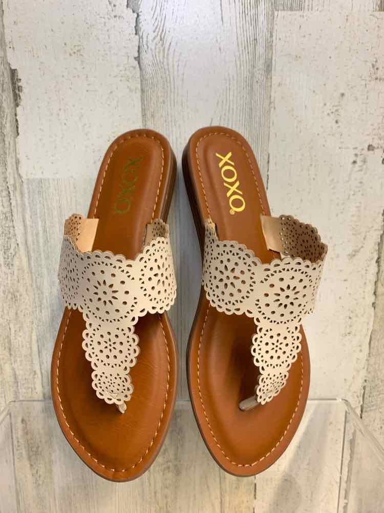 NWT xoxo SHOES Shoe Size 7 Beige Shoes