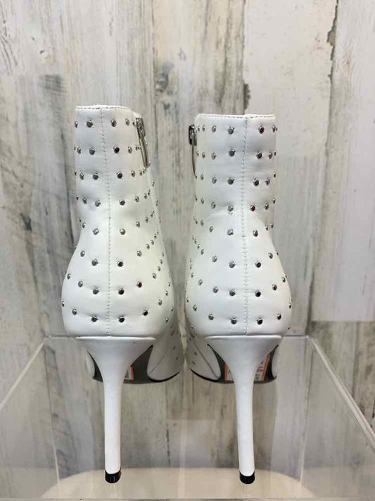 NWT NINE WEST SHOES Shoe Size 8 White ANKLE BOOTIE Shoes/WHITE W/ SILVER STUD AN