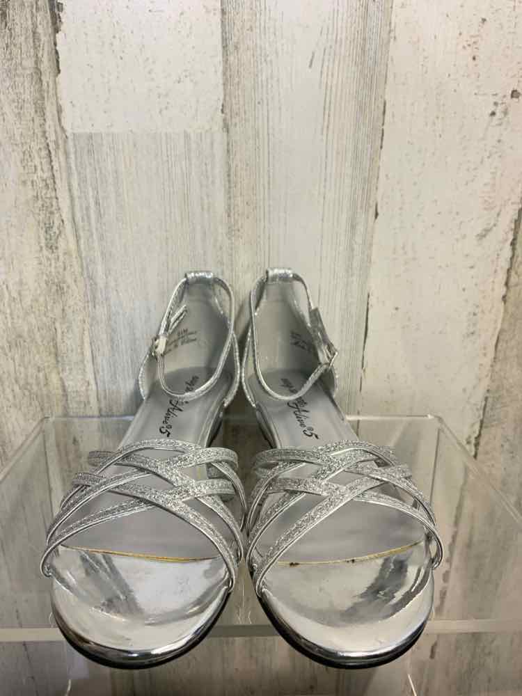 NWT EASY STREET SHOES Shoe Size 6.5 Silver Shoes