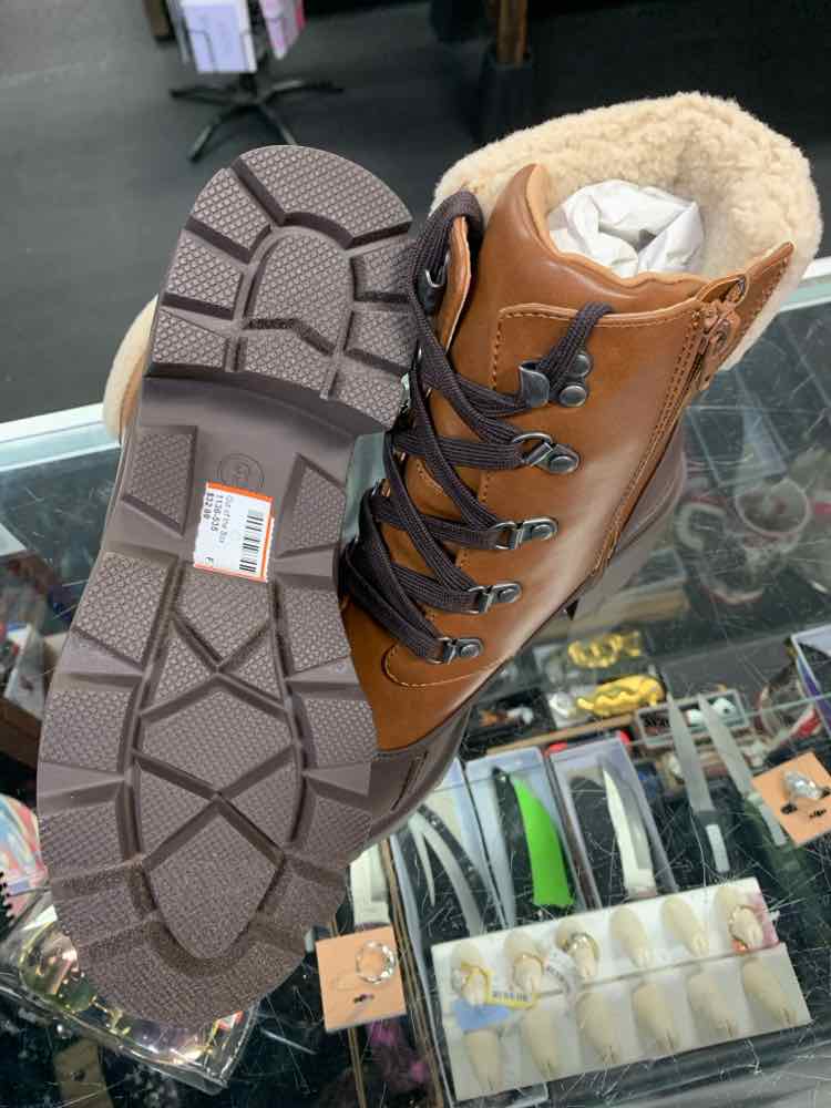 NWT STEVE MADDEN SHOES Shoe Size 8 OFF WHITE ANKLE RAIN Boots W/FUR