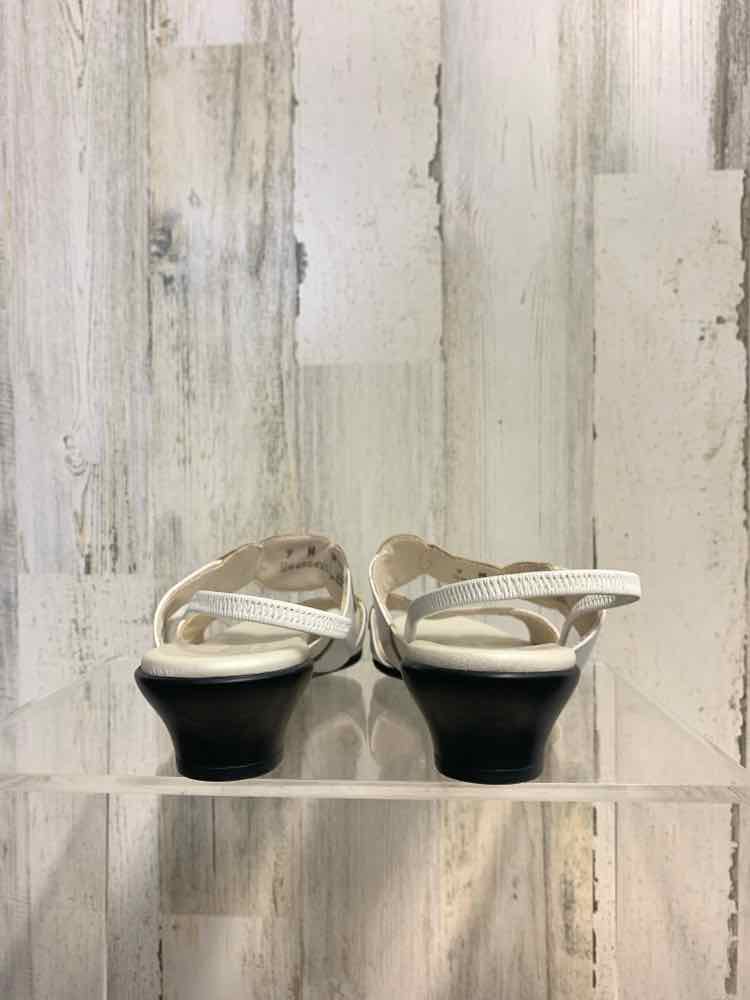 PRE-OWNED MUNRO SHOES Shoe Size 9 WHITE/BEIGE CIRCLES KITTEN HEEL Shoes/WHITE/BE