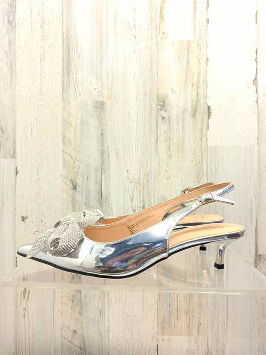 NWT SILVER Size 8 Shoes/SILVER SLING BACK KITTEN HEEL W/ RHINESTONE BOW