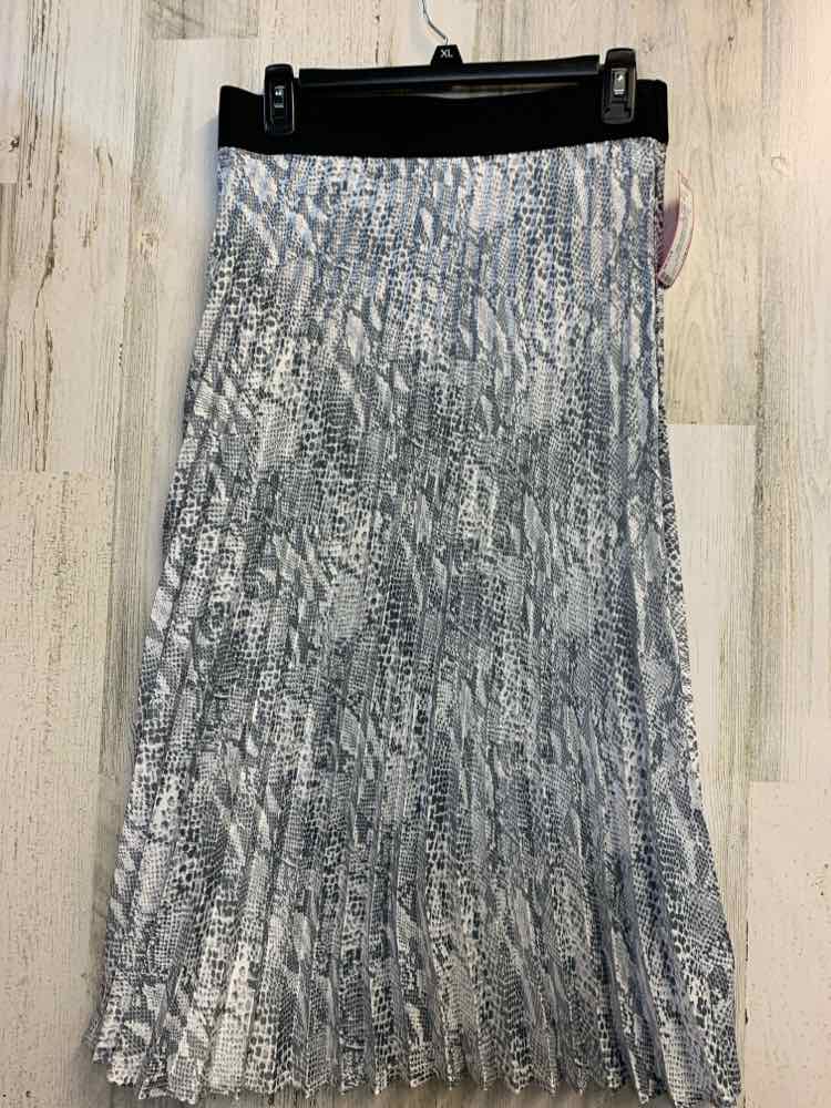 PRE-OWNED TIME & TRU Dresses and Skirts Size S GRAY/WHITE SNAKE PRINT Skirt/GRAY