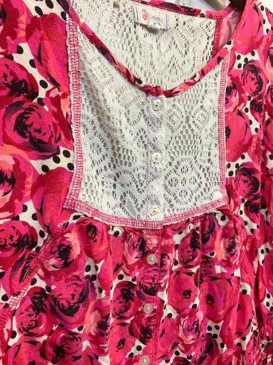 PRE-OWNED Tops Size M BLK/WHT/PNK Floral BAT SLEEVES Blouse/LACE BIB/BUTTON UP