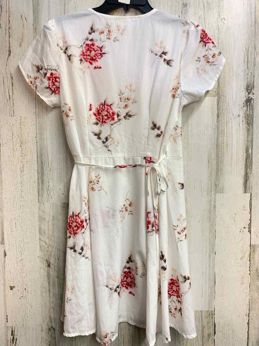 PRE-OWNED Dresses and Skirts Size XL White Floral SHORT SLEEVES Dress/WRAP DRESS