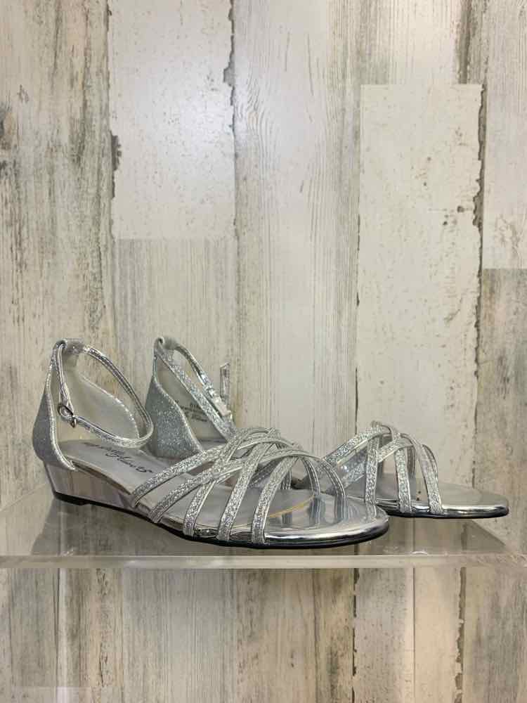 NWT EASY STREET SHOES Shoe Size 6.5 Silver Shoes