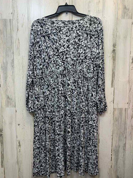 PRE-OWNED TERRA & SKY PLUS SIZES Size 2X WHT/BLK Floral LONG SLEEVES Dress/V NEK