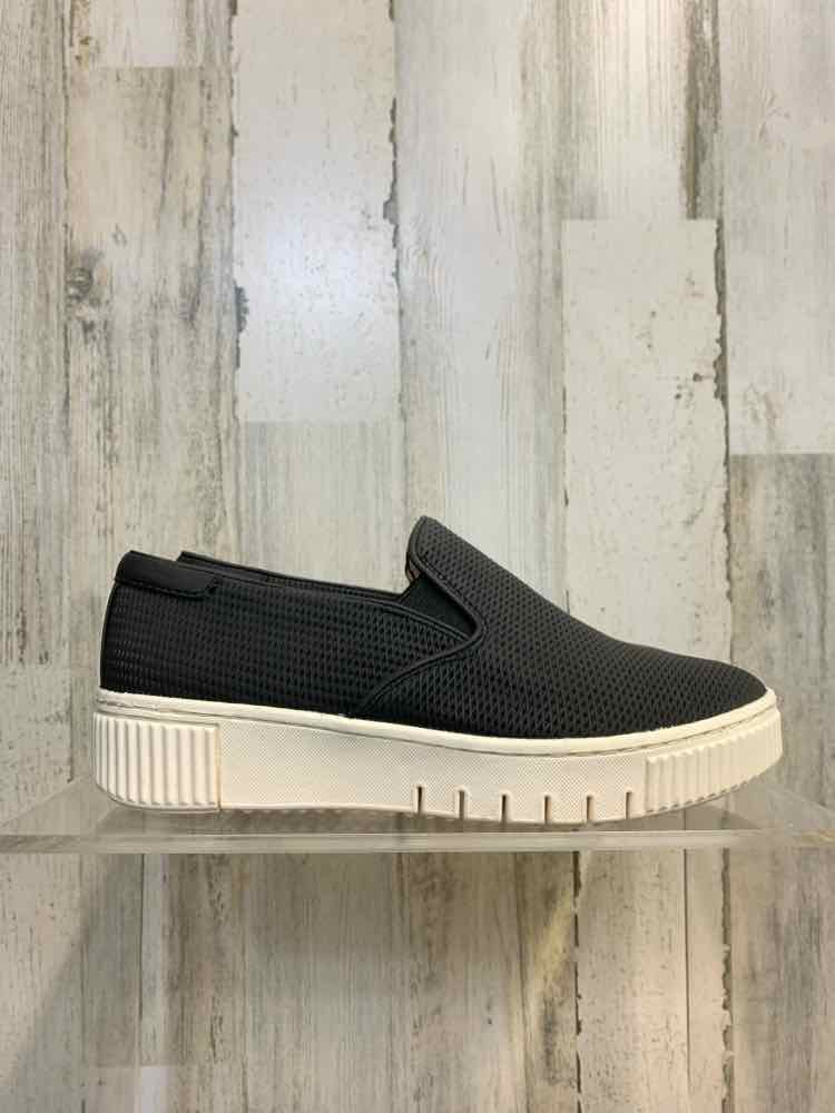 NWT CL BY LAUNDRY SHOES Shoe Size 6 Taupe Shoes