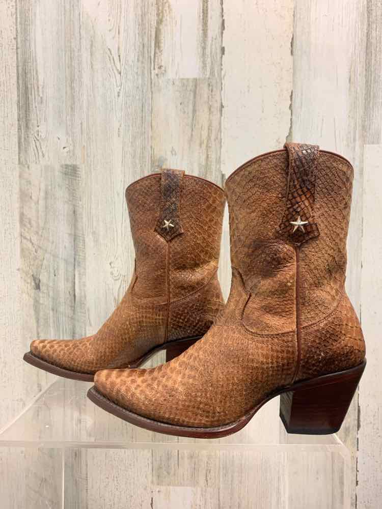 PRE-OWNED BROWN Size 6 Shoes/DYLLWIND ANKLE BOOTS BY: MIRANDA LAMBERT. SNAKE SKI