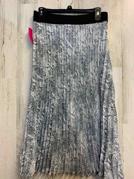 PRE-OWNED TIME & TRU Dresses and Skirts Size S GRAY/WHITE SNAKE PRINT Skirt/GRAY