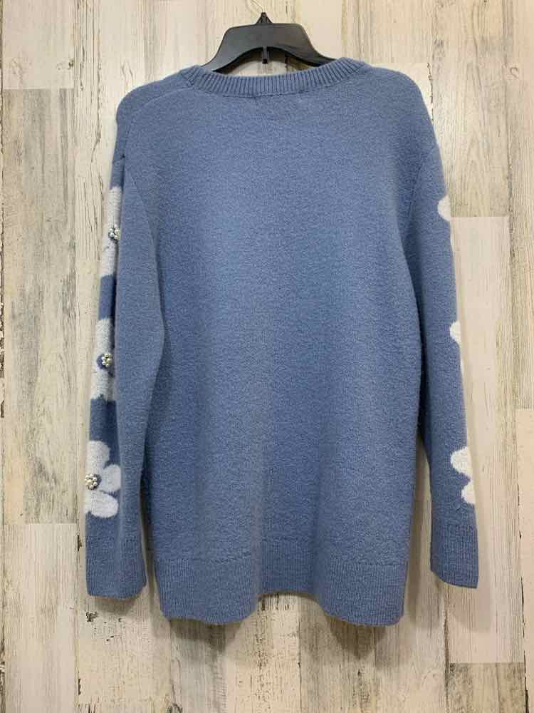 PRE-OWNED EMMA'S EXPRESSION Tops Size L BABY BLU/WHT DAISIES SWEATER Sweater/SWE
