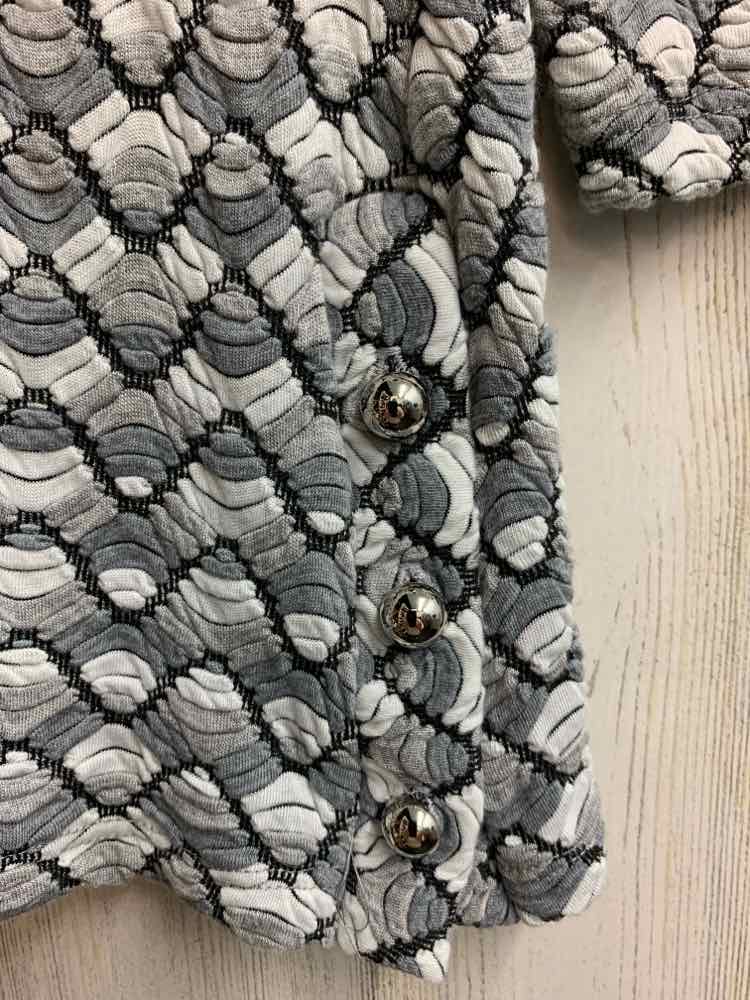 PAPILLONBLANC Tops Size M GRAY/WHT/BLK CHEVRON 3/4 LENGTH TOP