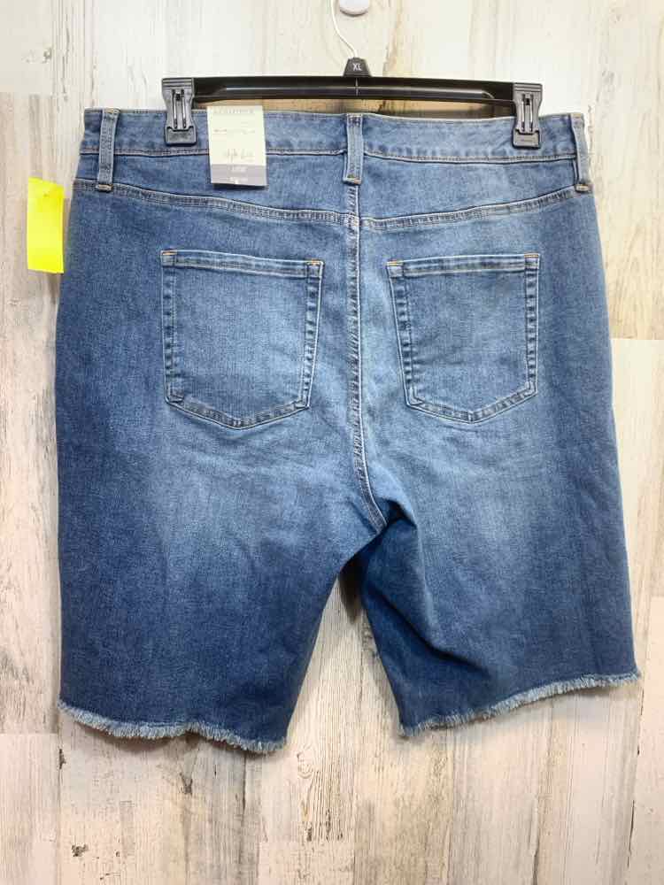 NWT Size 16W STYLE & CO BOTTOMS LIGHT WASH FRINGE BERMUDA Shorts/LIGHT WASH FRIN