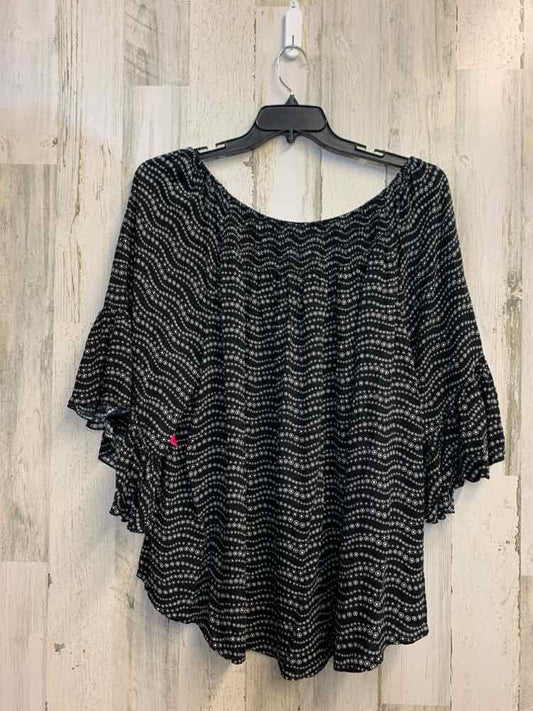 PRE-OWNED CATO PLUS SIZES Size 22/24 BLK/WHT CIRCLES RUFFLE SLEEVE TOP/GATHERED