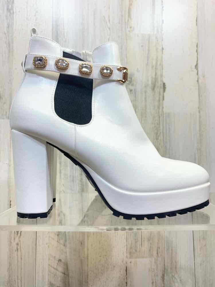 Juicy Couture SHOES Shoe Size 10 White Faux LeatherBLOCK HEEL RHINESTONE STRAP