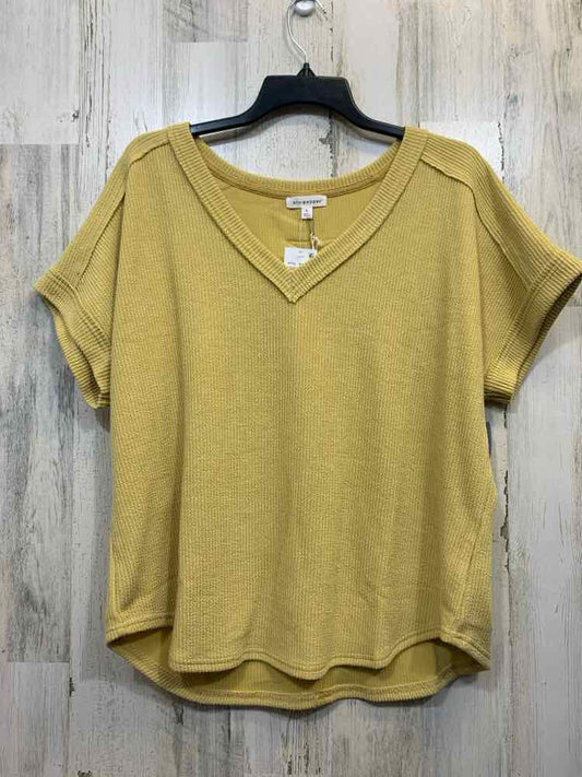 NWT BLU PEPPER Tops Size L Yellow RIBBED SHORT SLEEVES TOP