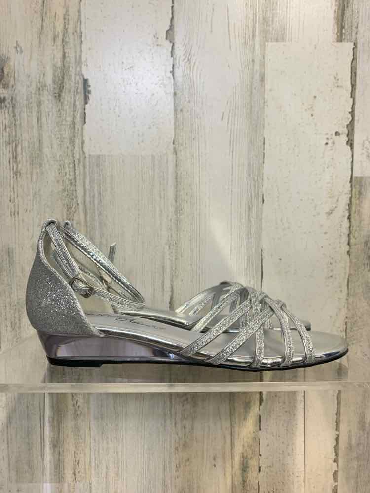 NWT EASY STREET SHOES Shoe Size 6.5 Silver Shoes