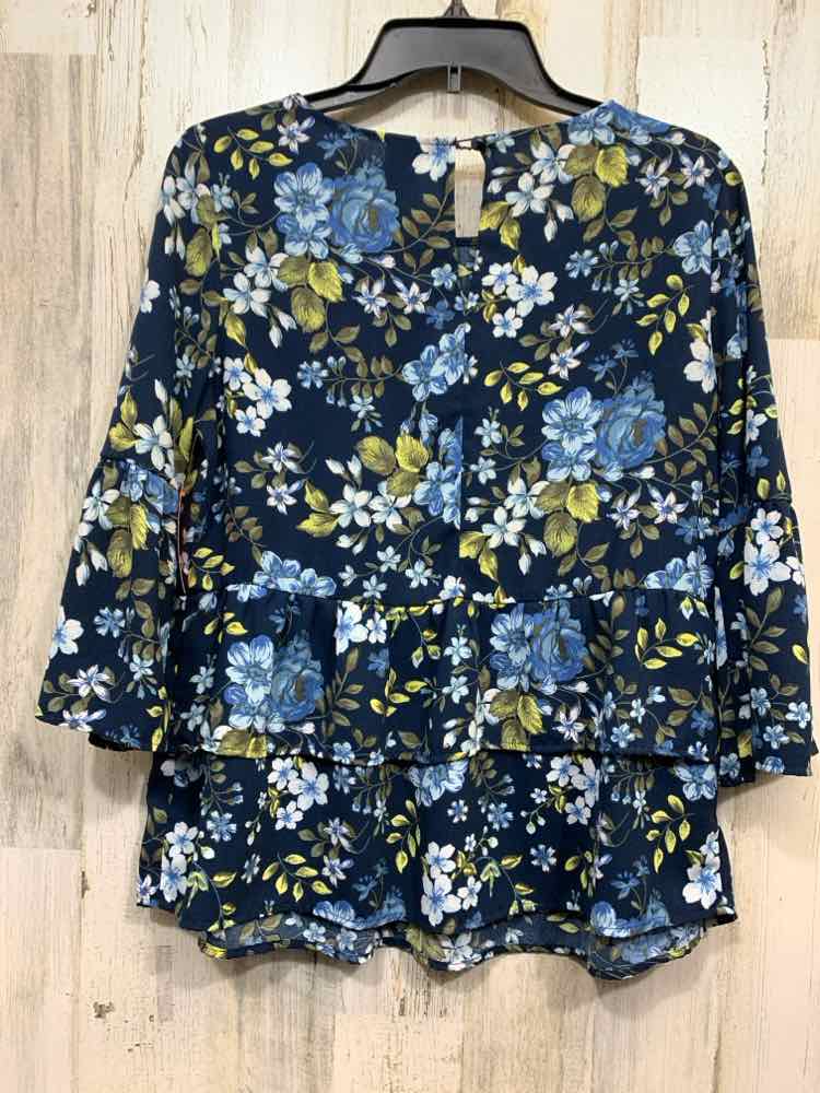 PRE-OWNED TIME AND TRUE/3/4 SLEEVE TIERED RUFFLE DESIGN BACK BUTTON CLOSURE TOP
