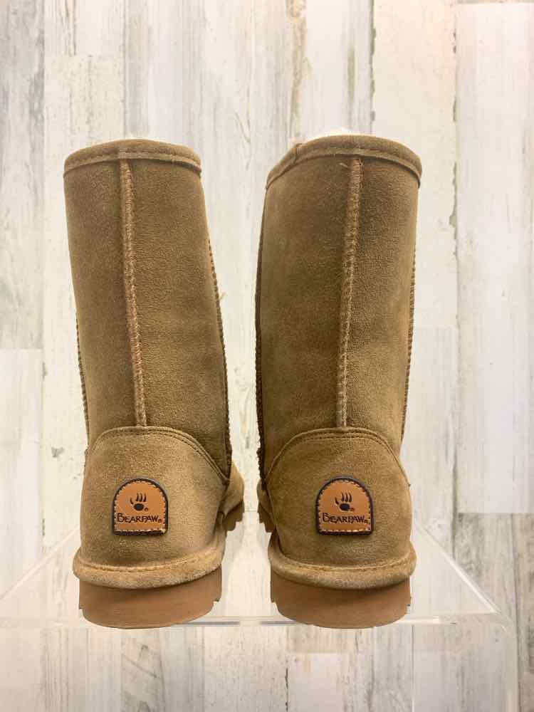 PRE-OWNED TAN Size 10 Shoes/BEARPAW SHORT 8" SHAFT CLASSIC SUEDE BOOT