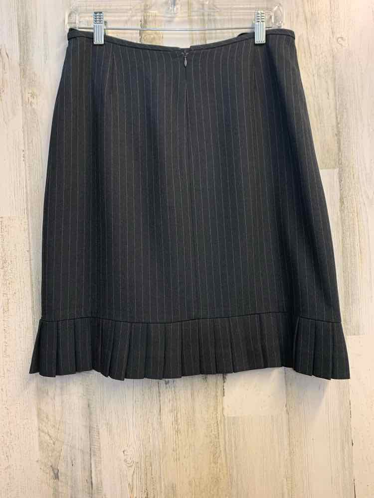PRE-OWNED TAHARI Dresses and Skirts Size 6P Gray Pinstripe JACKET/SKIRT SUIT TOP