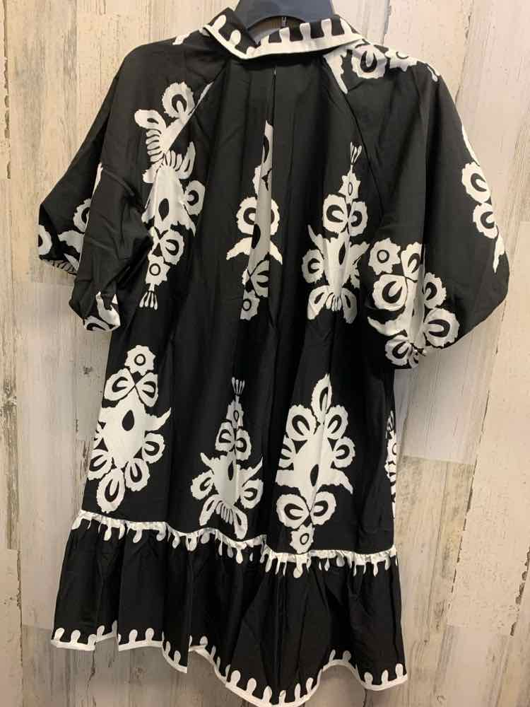 NWT GIGIO Dresses and Skirts Size M BLACK/WHITE Print COLLAR Dress