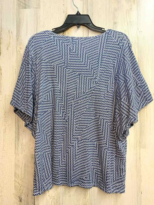 CHICOS Tops Size 2 BLU/WHT ABSTRACT FLUTTER TOP