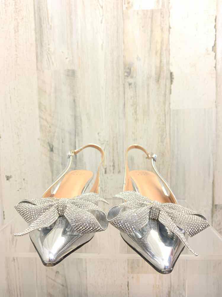 NWT SILVER Size 8 Shoes/SILVER SLING BACK KITTEN HEEL W/ RHINESTONE BOW