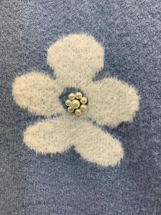 PRE-OWNED EMMA'S EXPRESSION Tops Size L BABY BLU/WHT DAISIES SWEATER Sweater/SWE