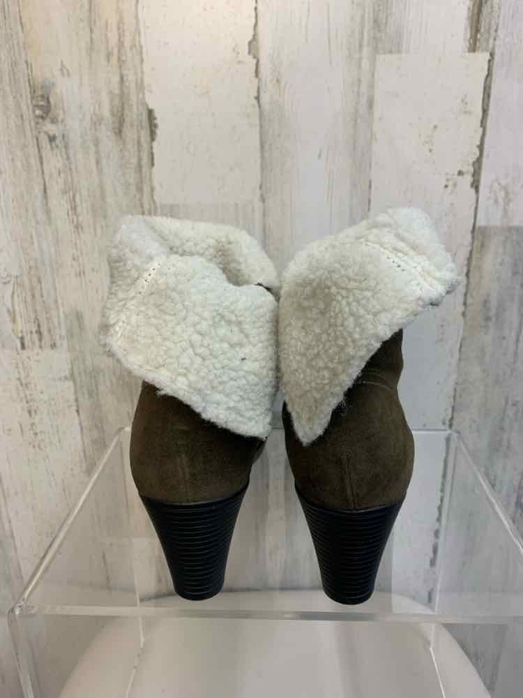 CLARKS SHOES 8M Olive Suede ANKLE Boots