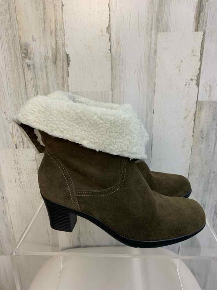 CLARKS SHOES 8M Olive Suede ANKLE Boots