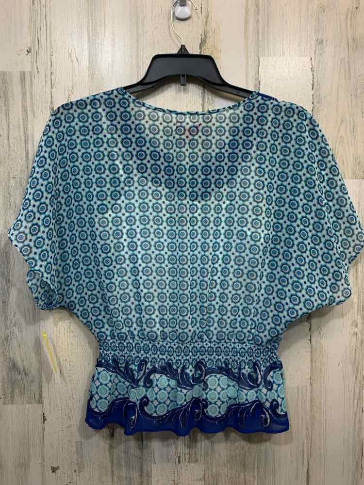 PRE-OWNED ELLE Tops Size XS AQUA/BLUE MEDALION SHORT SLEEVES Shirt/MEDALLION PAT