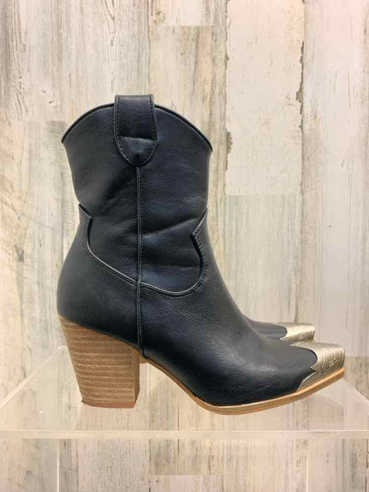 PRE-OWNED Black Size 6 Shoes/BLACK COWGIRL BOOTS W/ METAL DETAILING ON THE SMALL
