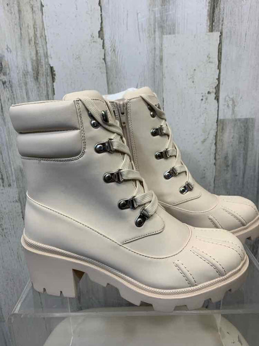 NWT STEVE MADDEN SHOES Shoe Size 7.5 OFF WHITE ANKLE RAIN Boots