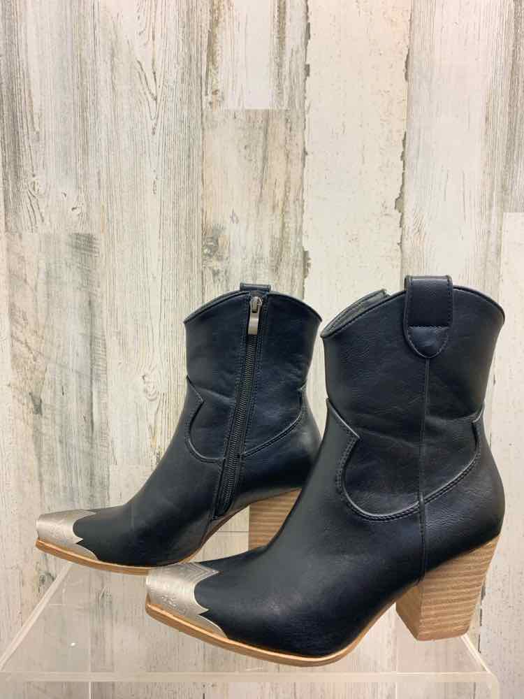 PRE-OWNED Black Size 6 Shoes/BLACK COWGIRL BOOTS W/ METAL DETAILING ON THE SMALL