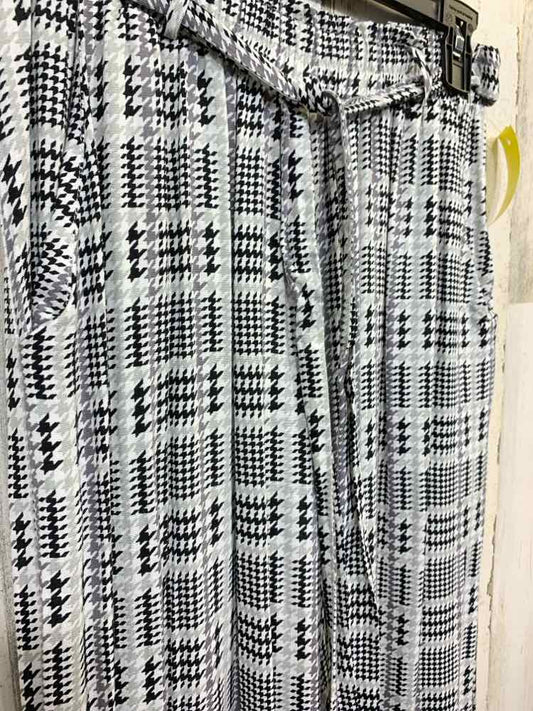 PRE-OWNED Size S LULAROE BOTTOMS BLK/WHT/GRAY Houndstooth WIDE LEG Pants
