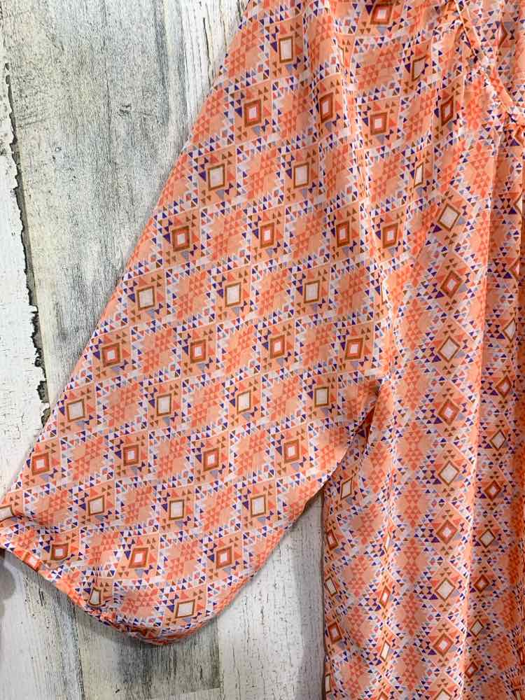 PRE-OWNED BONGO PLUS SIZES Size 2X PEACH/BLUE/TAN/WHITE TRIANGLES Blouse/TRIANGL